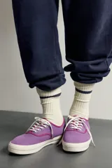 Zapatilla baja de cordones de Fruit of the Loom x Zara, confeccionada en tejido de algodón morado con detalles en tono burdeos y suela de goma blanca con volumen.