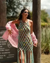 Vestido de red tejido en color azul petróleo, con diseño de malla abierta, escote redondo y tirantes finos.