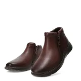 Botas cortas de cuero color marrón, con diseño tipo botineta, cierre lateral y detalle de textura en el borde superior. Poseen una suela de goma flexible y cómoda.