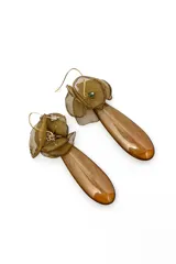 Par de aros colgantes de diseño alargado, con pieza superior de tela semitransparente fruncida en tono marrón y gran dije colgante de acrílico en forma de gota con efecto marmolado.