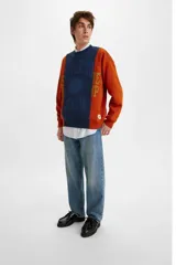 Jeans de corte holgado y tiro medio, confeccionados en denim de algodón con un ligero toque de elastano. Presentan un lavado medio clásico, diseño de cinco bolsillos y cierre frontal con botón y cremallera.