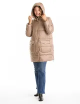 Campera puffer larga de color marrón oscuro, con diseño capitoneado de costuras horizontales. Presenta un sistema de cierre doble con pechera interna fija con cierre y cuello alto, y cierre frontal exterior con botones a presión. Incluye bolsillos frontales amplios, capucha fija y cierres laterales en el ruedo para mayor movilidad.