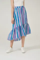 Falda midi con estampado a rayas verticales en tonos lila, azul, celeste, verde y rosa. Tiene cintura elástica y volantes en el ruedo.