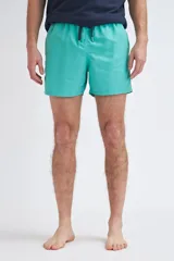 Short de baño liso en color verde, con corte recto y elástico en la cintura.