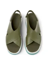 Sandalias de cuero vacuno color verde oliva, con plataforma blanca y suela celeste.