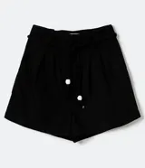 Short clochard de tiro alto con pliegues frontales, cintura con trabillas y cinturón de cuerda ajustable con detalle de cuentas. Confeccionado en tejido de viscolino con bolsillos laterales.