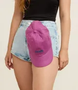 Gorra de sarga color fucsia con visera curva y bordado "Guapa" en azul.