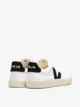 Zapatillas Veja modelo Campo, color blanco con logo lateral en negro y refuerzo trasero en negro. Suela color crema.