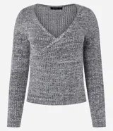 Blusa negra de punto acanalado, con escote en V profundo y mangas largas.