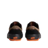 Championes Vans Skate Era Wafflecup, modelo de skate rediseñado con construcción resistente. Presenta una combinación de colores negro y marrón, con detalles en naranja en la suela y el logo. Incluye refuerzo DuraCap para mayor durabilidad y plantilla PopCush para protección contra impactos.