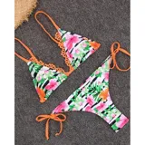 Bikini de dos piezas con estampado floral y de rayas, con detalles en color naranja. El corpiño es de corte triangular con tiras regulables y bordes con apliques decorativos, y la bombacha es tipo tanga con tiras laterales para atar.