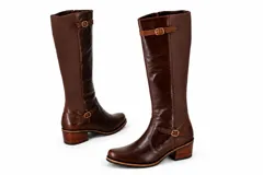 Bota de caña alta negra, realizada en napa Milano con pantorrilla de lycra italiana y detalles en crocco al tono.