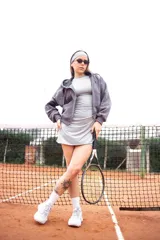 Vestido corto marrón sin mangas con cuello redondo y corte ajustado.