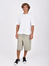 Remera blanca de manga corta y cuello redondo, corte holgado.