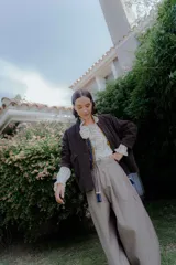 Pantalón sastrero de corte ancho y tiro alto, confeccionado en una mezcla de algodón y lino. Presenta un diseño de pierna amplia y holgada, ideal para un look sofisticado y cómodo.