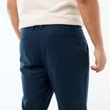 Pantalón recto de lino mixto color azul marino, de corte relajado y clásico, con bolsillos laterales y cintura cómoda.