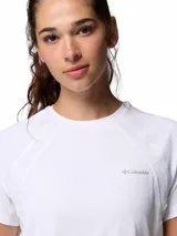 Remera deportiva técnica Columbia de color blanco, de manga corta, cuello redondo y ajuste cómodo, diseñada con tecnologías Omni-Shade™ de protección solar y Omni-Wick™ de secado rápido.