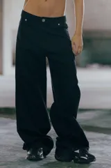 Jean de corte oversize y tiro medio-bajo, confeccionado en algodón, con diseño de cinco bolsillos y cierre frontal con botón metálico.