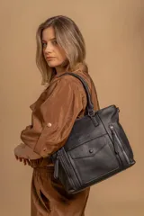 Cartera bandolera de cuero sintético color negro, con diseño estructurado, doble asa rígida y múltiples bolsillos frontales con cierre y solapa. Incluye correa regulable.