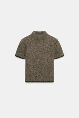 Jersey de punto con cuello perkins y manga corta, confeccionado en tejido jaspeado de textura fina.