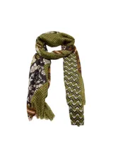 Fular de tejido fluido con diseño estampado de estilo patchwork que combina motivos florales, geométricos y de lunares en tonos verdes, marrones y negros, con terminaciones deshilachadas.