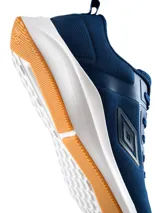 Championes Umbro modelo Volten para hombre, de color negro con suela blanca y el logo de la marca en el lateral.