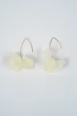 Aros colgantes con diseño de flor en color negro, con gancho metálico dorado.