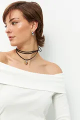 Remera strapless de manga larga color blanco, confeccionada en algodón.