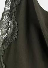 Top verde militar de diseño recto, con cuello halter y detalles de encaje en los bordes. Confeccionado en algodón con puntilla combinada.
