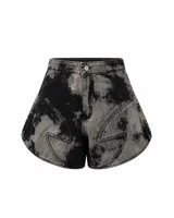 Short de tiro alto confeccionado en denim con lavado Overo de efecto irregular en negro y gris. Presenta una silueta corta y levemente evasé con pierna amplia, ruedo curvo y recortes delanteros Rayo definidos mediante pespuntes visibles, además de pretina estructurada con cierre frontal y botón metálico.