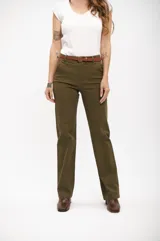 Pantalón de mujer color verde militar, de tiro alto y corte ancho (wide leg).