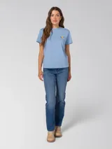 Remera celeste de manga corta, con cuello redondo y pequeño gráfico estampado en el lado izquierdo del pecho.
