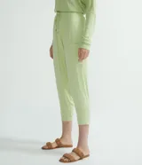 Pantalón saruel color verde menta, de viscosa acanalada con bolsillos laterales, cintura elástica y cordón de ajuste.