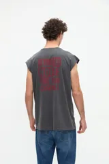 Musculosa gris oscuro con efecto lavado, corte relaxed y estampa en la espalda con la frase "Beyond the noise find your signal" en tono bordó.