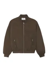 Campera tipo bomber acolchada en color verde militar, con cuello redondo, cierre frontal de cremallera metálica y bolsillos laterales con cierre. Presenta puños y bajo elásticos para un ajuste cómodo.