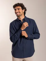 Camisa de lino y algodón color azul marino, de corte regular fit, manga larga y cuello con botones.