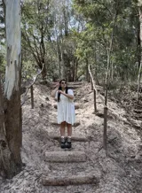 Vestido corto de fibrana color crudo, corte oversize y bolsillos laterales.