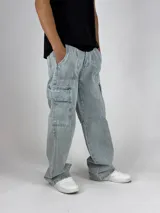 Pantalón jean celeste de corte holgado con bolsillos cargo laterales.