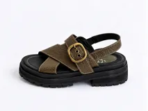 Sandalias de plataforma con suela track marrón, tiras cruzadas en el empeine de color marfil y marrón, y tira ajustable al talón con hebilla metálica dorada.