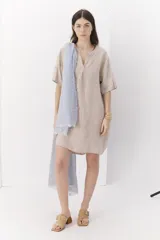 Vestido corto verde de lino, con cuello en V y mangas cortas.