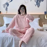 Conjunto de pijama de dos piezas confeccionado en plush suave con textura de ochos. Incluye una remera de manga larga con cuello redondo y un pantalón de corte recto con cintura elástica.
