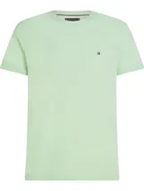 Remera verde claro de algodón con corte slim fit, cuello redondo y logo de Tommy Hilfiger bordado en el pecho.