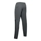 Pantalón deportivo Under Armour de corte cónico, confeccionado en tejido antidesgarro resistente al viento. Presenta cintura elástica con cordón interno, bolsillos laterales y cremalleras en los tobillos para mayor practicidad.