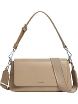 Cartera de hombro Calvin Klein color beige con estampado del logo de la marca. Tiene correa de hombro ajustable y correa bandolera ancha.