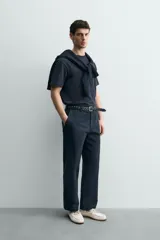 Pantalón chino de corte recto confeccionado en algodón, con bolsillos frontales, bolsillo cerillero y bolsillos traseros con botón.