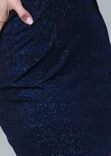 Vestido largo de fiesta color azul marino con acabado brillante, escote en V profundo, tirantes finos y espalda descubierta. Presenta un corte ajustado al cuerpo con una abertura lateral en la falda.