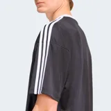 Camiseta Adidas Originals de corte holgado, color negro con diseño de rayas verticales en jacquard. Presenta cuello redondo acanalado en color blanco y las icónicas tres tiras de la marca en color blanco sobre las mangas.