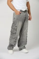 Pantalón cargo baggy de denim en color gris claro, con múltiples bolsillos laterales en las piernas y corte holgado.