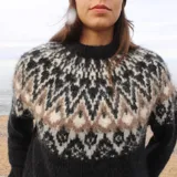Sweater de punto con diseño de inspiración nórdica en el canesú, tejido en mezcla de alpaca. Presenta cuello redondo, mangas largas y un calce relajado, con una textura suave y ligera.
