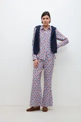 Pantalón de vestir acampanado con estampado retro en tonos rojo, azul y blanco.